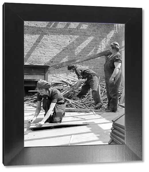 Women Builders during WW2 - June 1941 Women doing mens jobs during the war