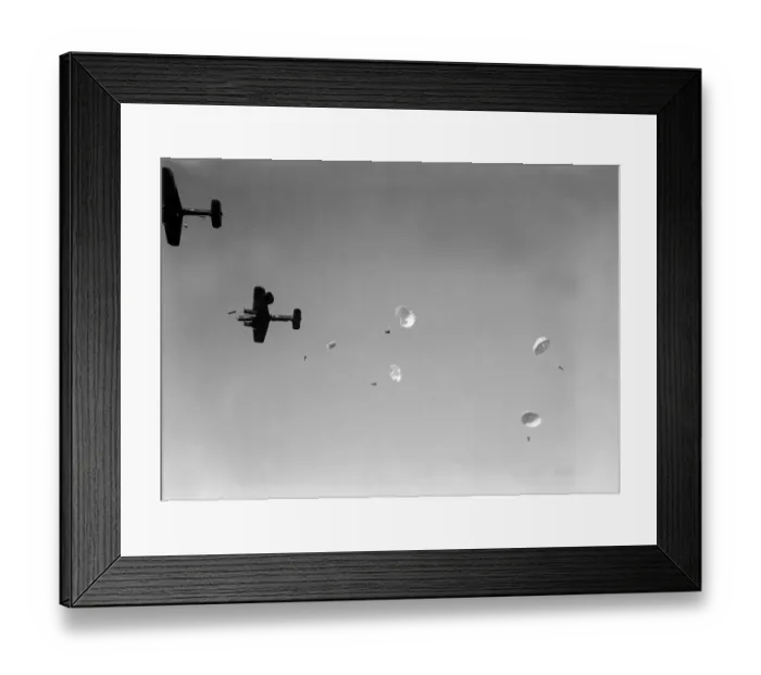 Framed Print : British Paratrooperss Army Soldiers WW2 1939-1945 Parachute regiment coming Framed Print : British Paratrooperss Army Soldiers WW2 1939-1945 Parachute regiment coming