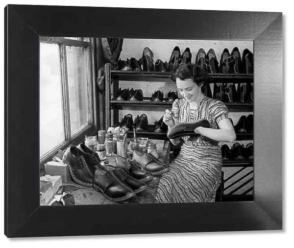 Woman Shoe maker 1941 women doing mens jobs during the war years Women at War WW2