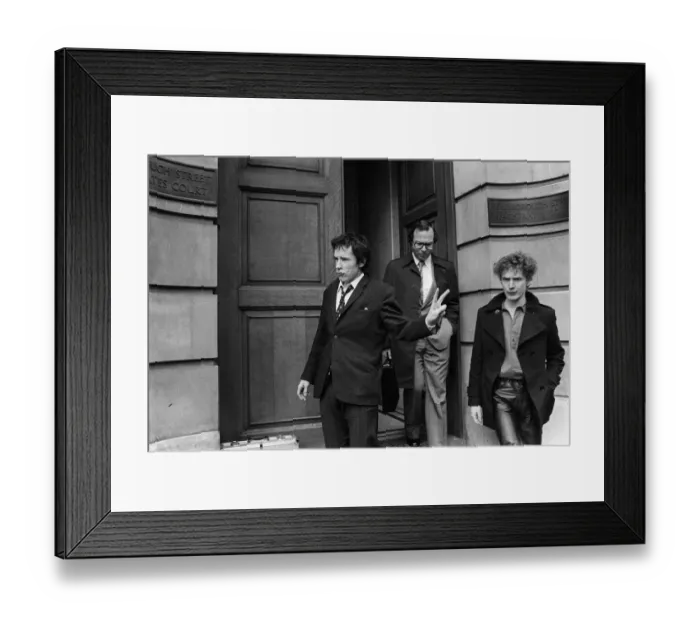 Framed Print : Johnny Rotten of The Sex Pistols at court 1977 with manager Malcolm McLaren Framed Print : Johnny Rotten of The Sex Pistols at court 1977 with manager Malcolm McLaren