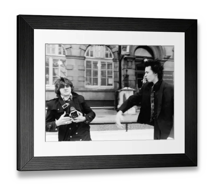 Framed Print : Sid Vicious Sex Pistols tries to assault photographer 1978 outside court
