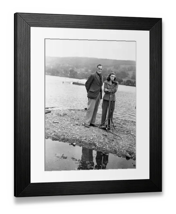 Framed Print : Sir Malcolm Campbell conducts speed trials of his boat Bluebird 1947 seen here giving an