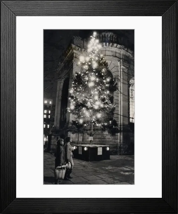 Framed Print : Shoppers walk past the Christmas tree outside St Phillips Cathedral, Birmingham Framed Print : Shoppers walk past the Christmas tree outside St Phillips Cathedral, Birmingham