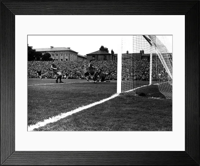 Framed Print : Newcastle United v Liverpool at St Jamess Park, 21 / 08 / 1971 Framed Print : Newcastle United v Liverpool at St Jamess Park, 21 / 08 / 1971