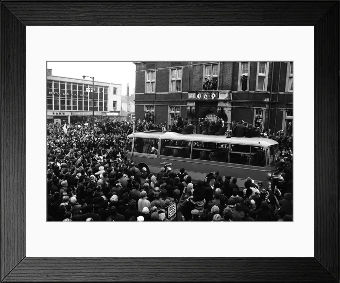 Framed Print : The Swindon team show off the League Cup trophy to large crowds of fans gathered Framed Print : The Swindon team show off the League Cup trophy to large crowds of fans gathered