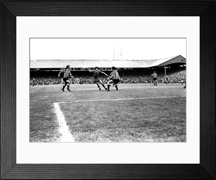 Framed Print : Newcastle United v Liverpool at St Jamess Park, 21 / 08 / 1971 Framed Print : Newcastle United v Liverpool at St Jamess Park, 21 / 08 / 1971