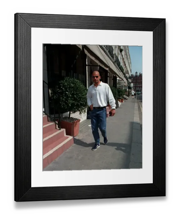 Framed Print : Chelsea player manager Gianluca Vialli out shopping in Knightsbridge, London Framed Print : Chelsea player manager Gianluca Vialli out shopping in Knightsbridge, London