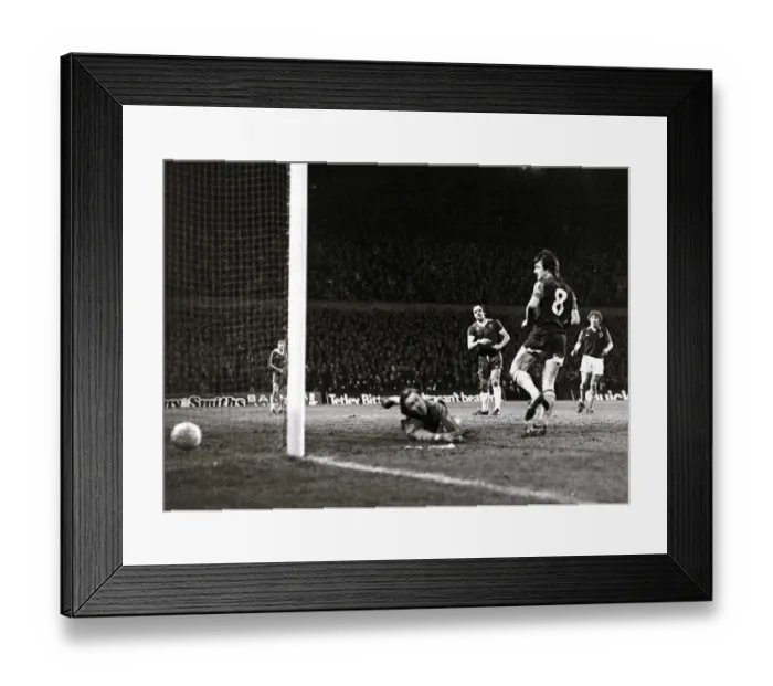Framed Print : 1977 League Cup Final Second Replay at Old Trafford. Aston Villa 3 v Everton 2 aet