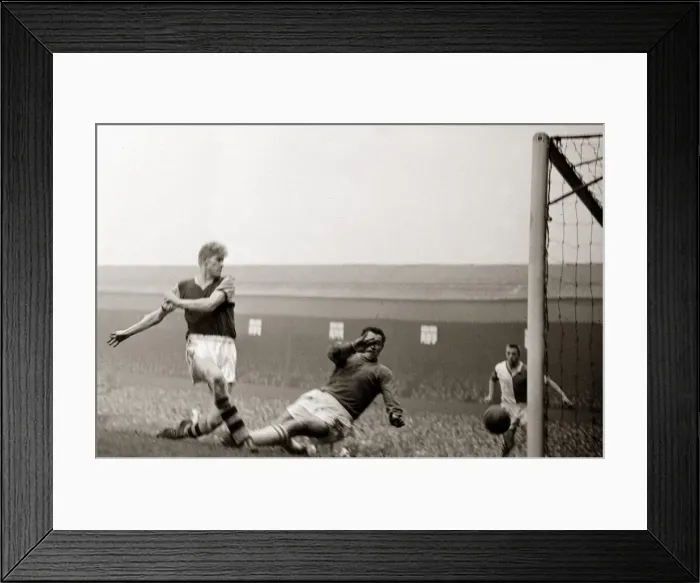 Framed Print : Football FA Cup Quarter Final Burnley v Blackburn Rovers March 1960 Framed Print : Football FA Cup Quarter Final Burnley v Blackburn Rovers March 1960