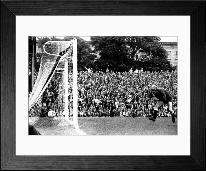 Framed Print : Newcastle United v Liverpool at St Jamess Park, 21 / 08 / 1971 Framed Print : Newcastle United v Liverpool at St Jamess Park, 21 / 08 / 1971