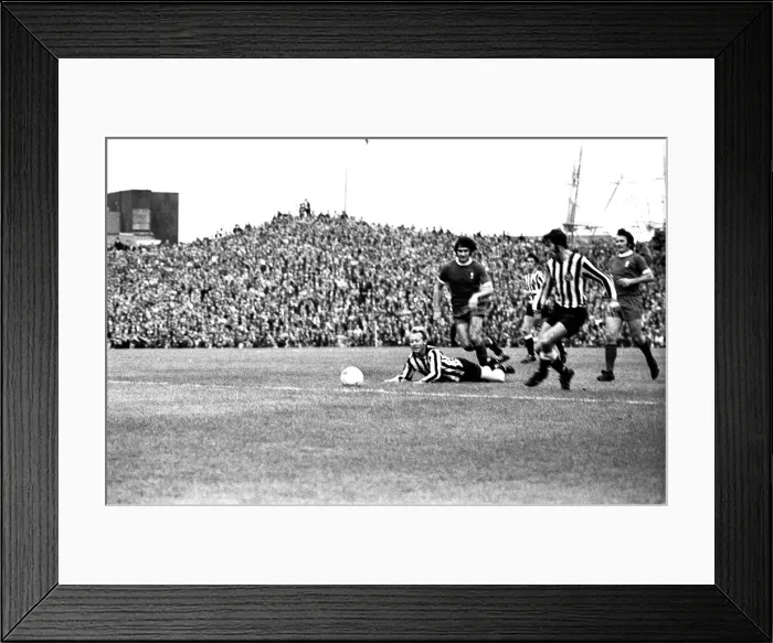 Framed Print : Newcastle United v Liverpool at St Jamess Park, 21 / 08 / 1971 Framed Print : Newcastle United v Liverpool at St Jamess Park, 21 / 08 / 1971