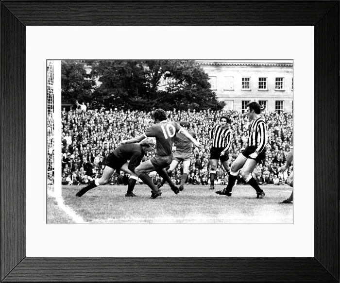 Framed Print : Newcastle United v Liverpool at St Jamess Park, 21 / 08 / 1971 Framed Print : Newcastle United v Liverpool at St Jamess Park, 21 / 08 / 1971