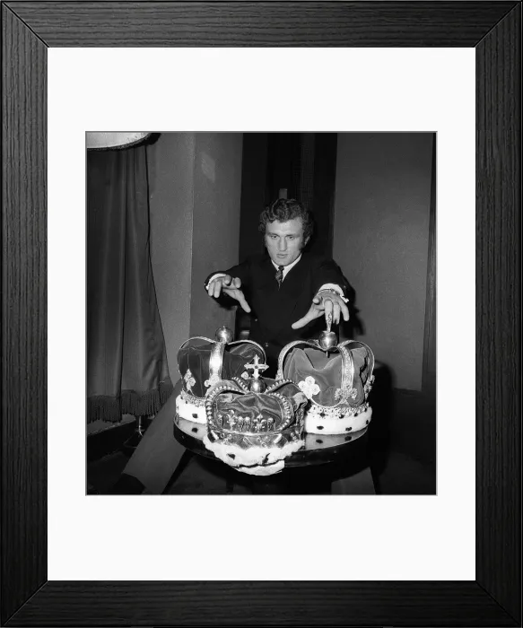 Framed Print : Joe Bugner reaches for Henry Coopers three crowns having signed to fight Henry at Wembley