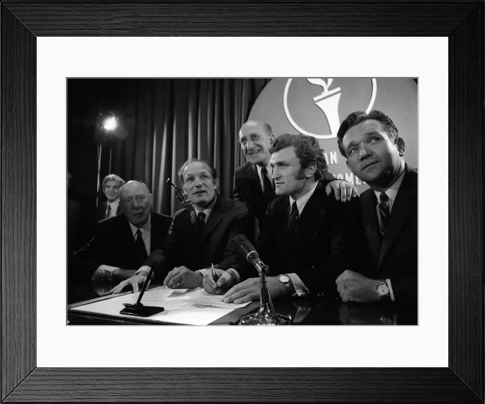 Framed Print : Henry Cooper and Joe Bugner sign to meet for the British Heavyweight crown on March 16th Framed Print : Henry Cooper and Joe Bugner sign to meet for the British Heavyweight crown on March 16th