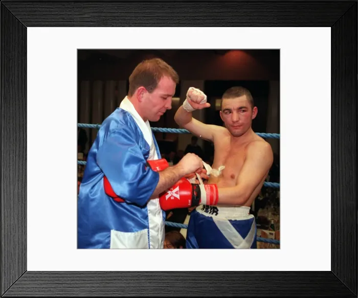 Framed Print : Paul Weir taking gloves off after losing fight 1998 against Alfonso Zvenyika Framed Print : Paul Weir taking gloves off after losing fight 1998 against Alfonso Zvenyika