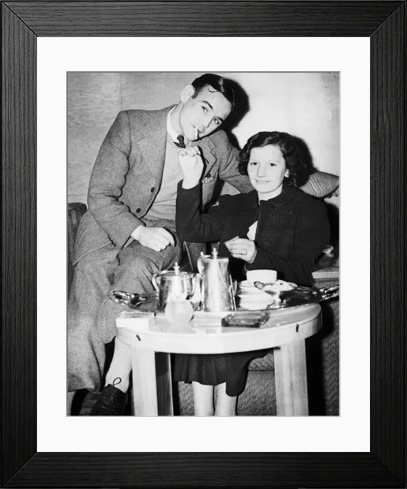 Framed Print : World Flyweight Boxing Champion Benny Lynch accepts a light for his cigarette from his Framed Print : World Flyweight Boxing Champion Benny Lynch accepts a light for his cigarette from his