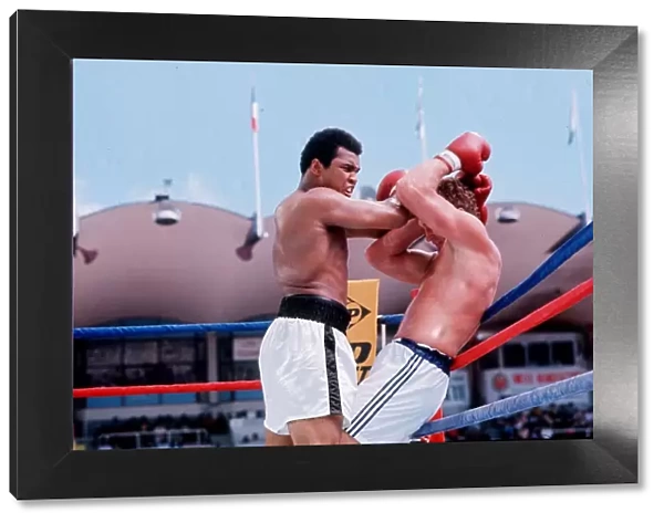 Muhammad Ali (Cassius Clay) v Joe Bugner. 30th June 1975. Kuala Lumpur, Malaysia