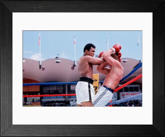 Framed Print : Muhammad Ali (Cassius Clay) v Joe Bugner. 30th June 1975. Kuala Lumpur, Malaysia