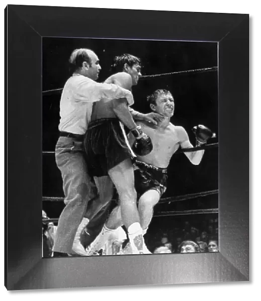 Robert Duran versus Ken Buchanan New York June 1972 Ken receives blow from Roberto