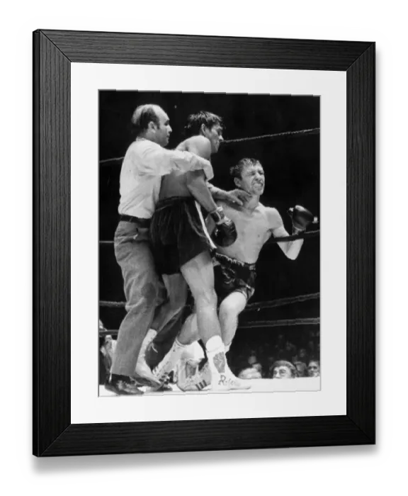 Framed Print : Robert Duran versus Ken Buchanan New York June 1972 Ken receives blow from Roberto