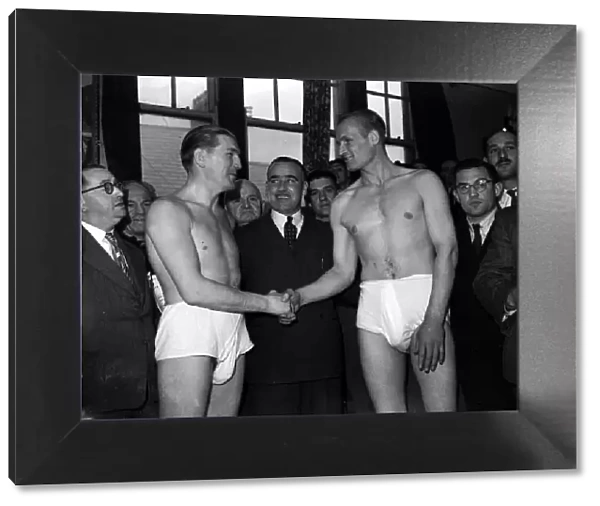 Tommy Farr (left) weighs in with Jan Klein before their fight 27  /  9  /  1950