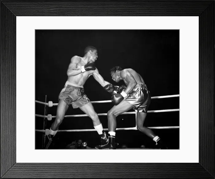 Framed Print : Sugar Ray Robinson v Randy Turpin, Boxing, World Middleweight Title Fight at Earls Court Framed Print : Sugar Ray Robinson v Randy Turpin, Boxing, World Middleweight Title Fight at Earls Court