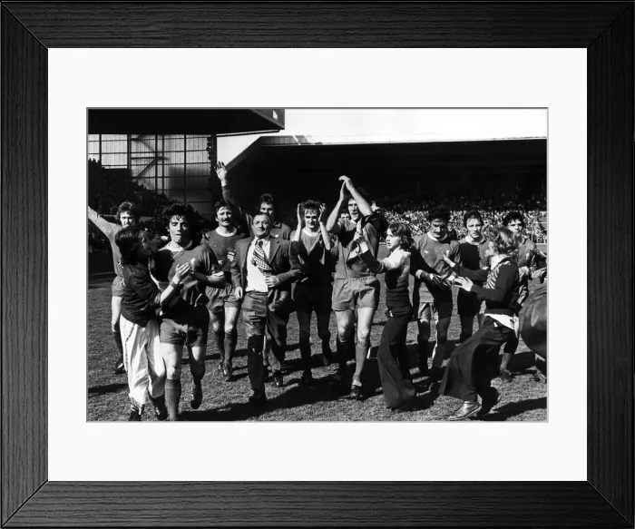 Framed Print : Liverpool manager Bob Paisley leads his team on a lap of honour to salute the Kop Framed Print : Liverpool manager Bob Paisley leads his team on a lap of honour to salute the Kop
