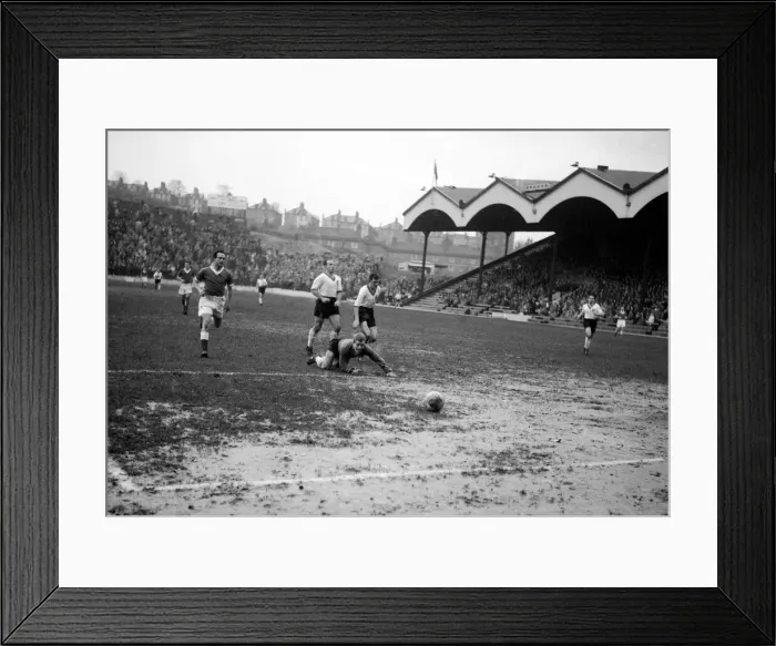 Framed Print : English League Division Two match. Charlton Athletic 3 v Liverpool 0