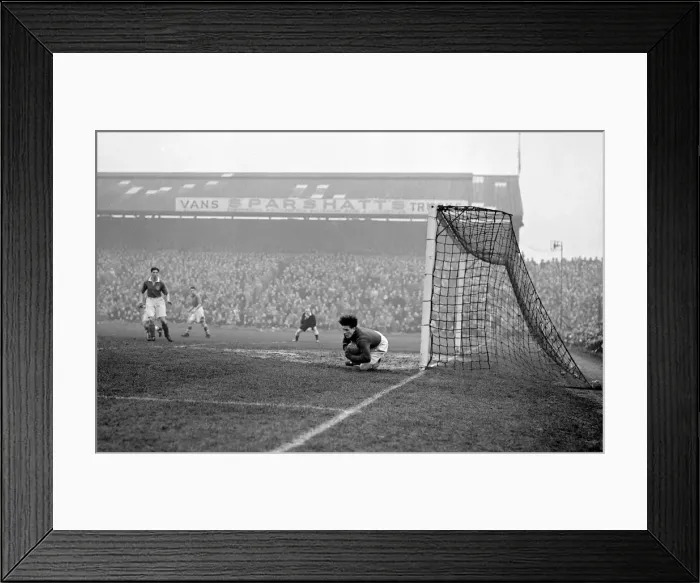Framed Print : English League Division One match. Portsmouth 1 v Liverpool 3 Framed Print : English League Division One match. Portsmouth 1 v Liverpool 3
