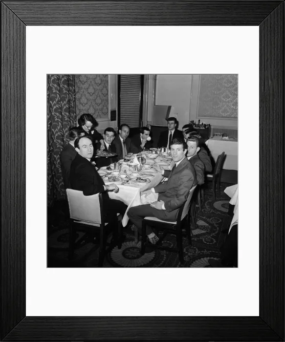 Framed Print : Liverpool players seated around a table for dinner at their London hotel before their FA Framed Print : Liverpool players seated around a table for dinner at their London hotel before their FA