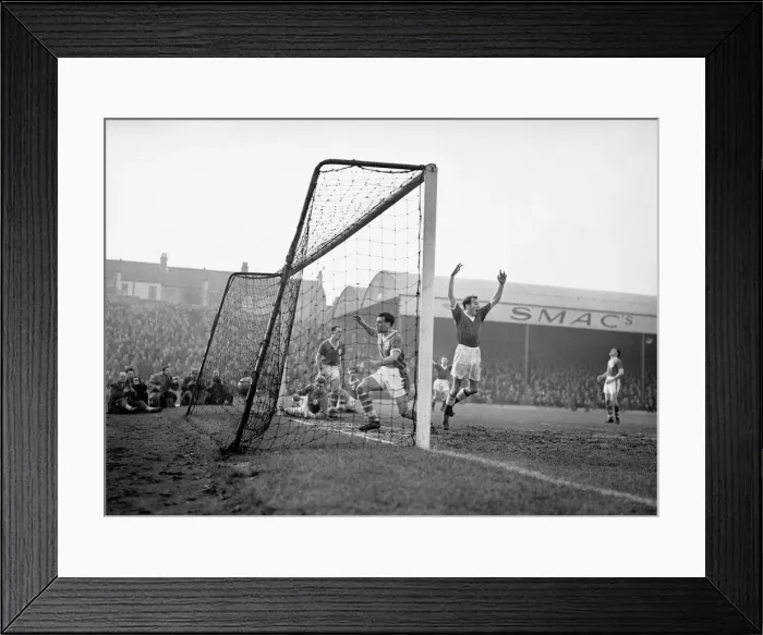 Framed Print : English FA Cup Third Round replay match. Southend United 2 v Liverpool 3 Framed Print : English FA Cup Third Round replay match. Southend United 2 v Liverpool 3
