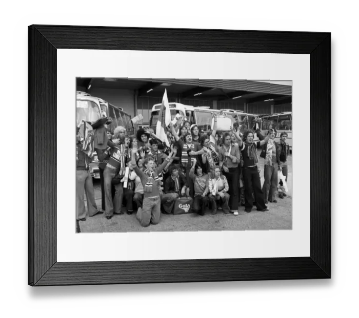 Framed Print : Manchester United supporters return back to Dover after clashing with French fans