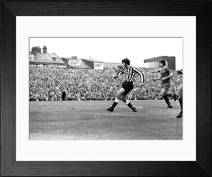 Framed Print : Newcastle United v Liverpool at St Jamess Park, 21 / 08 / 1971 Framed Print : Newcastle United v Liverpool at St Jamess Park, 21 / 08 / 1971