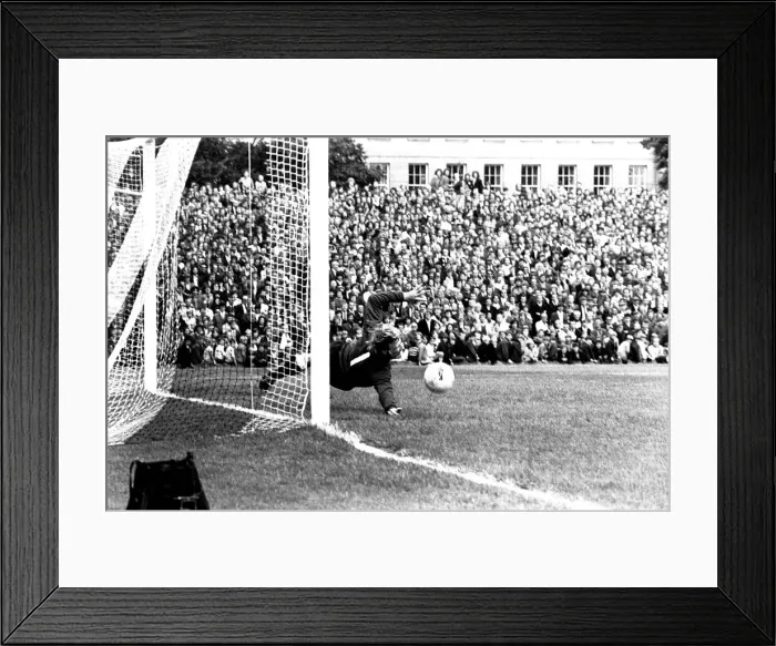 Framed Print : Newcastle United v Liverpool at St Jamess Park, 21 / 08 / 1971 Framed Print : Newcastle United v Liverpool at St Jamess Park, 21 / 08 / 1971