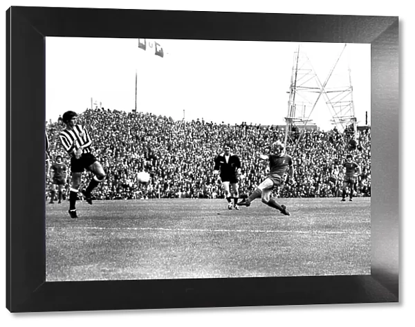 Newcastle United v Liverpool at St Jamess Park, 22  /  08  /  1971. Alec Lindsay shoots