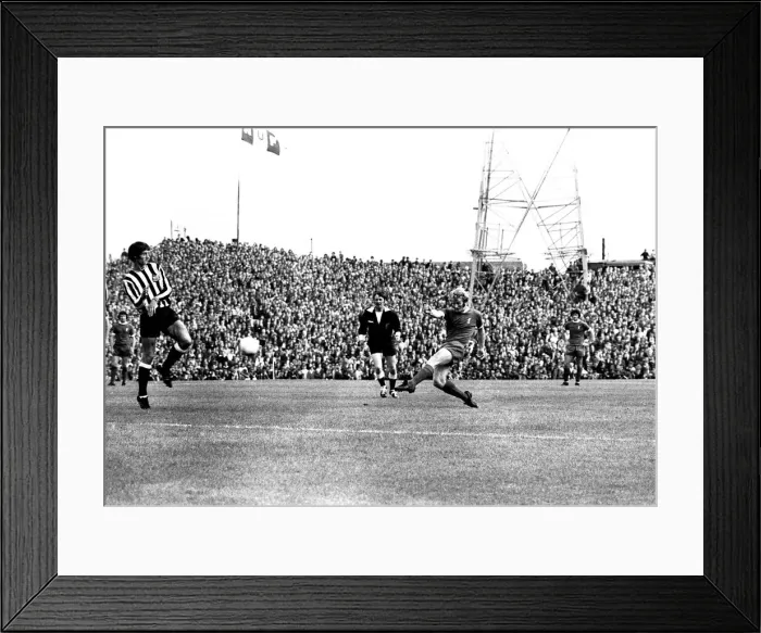 Framed Print : Newcastle United v Liverpool at St Jamess Park, 22  /  08  /  1971. Alec Lindsay shoots