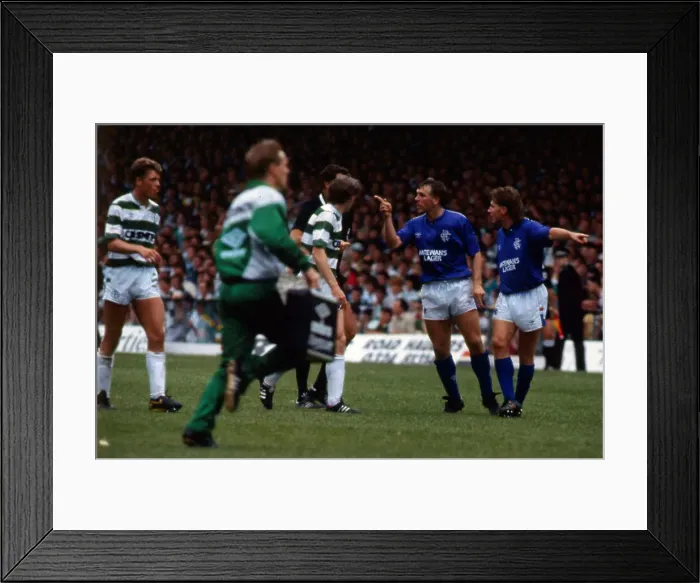 Framed Print : Graham Roberts points finger at Roy Aitken August 1987 Framed Print : Graham Roberts points finger at Roy Aitken August 1987