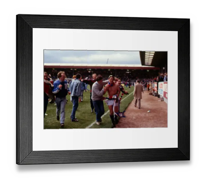 Framed Print : Graham Roberts celebrates league win May 1987 Framed Print : Graham Roberts celebrates league win May 1987