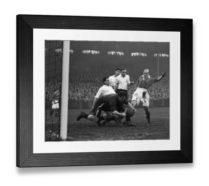 Framed Print : English League Division One match at Craven Cottage Fulham 1 v Manchester United 0 Framed Print : English League Division One match at Craven Cottage Fulham 1 v Manchester United 0