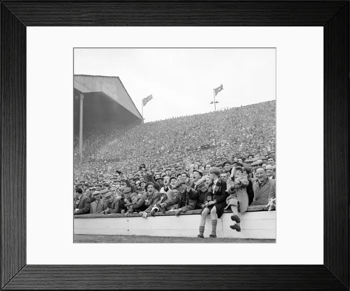 Framed Print : Scotland fans pack the terraces at Wembly to watch their team lose one nil to England Framed Print : Scotland fans pack the terraces at Wembly to watch their team lose one nil to England