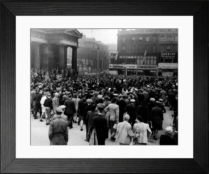 Framed Print : Edinburgh VJ Day August 1945 A pipe band march down the Mound in Edinburgh through Framed Print : Edinburgh VJ Day August 1945 A pipe band march down the Mound in Edinburgh through