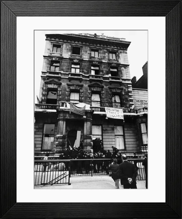 Framed Print : 144 Piccadilly during the battle to remove three hundred illegal squatters Over eighty