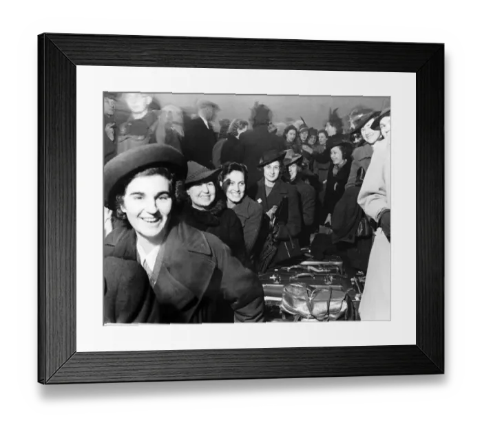 Framed Print : London Shopgirls Off To Warshops Framed Print : London Shopgirls Off To Warshops