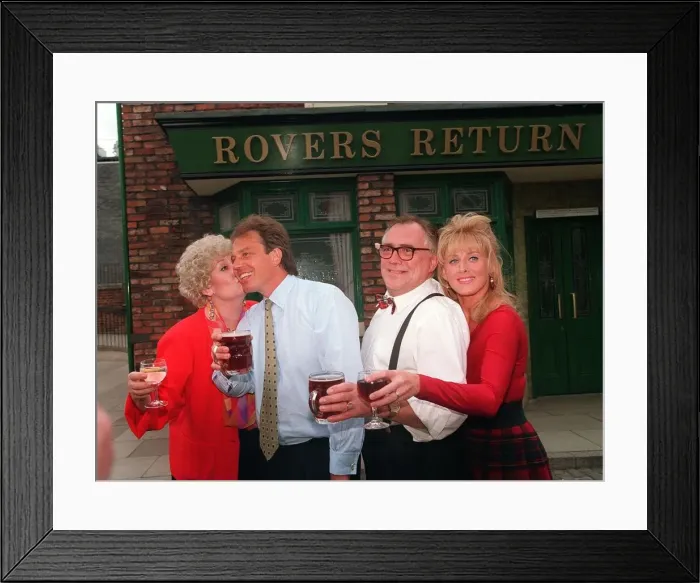 Framed Print : Tony Blair with Elizabeth Dawn (Vera Duckworth) Willaim Tarmey (Jack Duckworth Framed Print : Tony Blair with Elizabeth Dawn (Vera Duckworth) Willaim Tarmey (Jack Duckworth