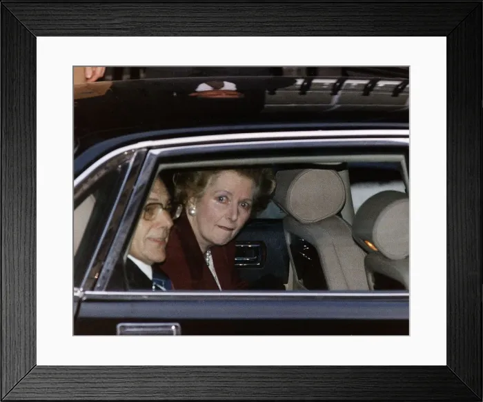 Framed Print : Margaret Thatcher leaves Number 10 Downing Street for the last time after she was Framed Print : Margaret Thatcher leaves Number 10 Downing Street for the last time after she was