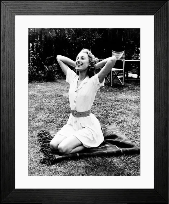 Framed Print : Vera Lynn, the WW2 Forces Favourite, in the garden of her home Framed Print : Vera Lynn, the WW2 Forces Favourite, in the garden of her home