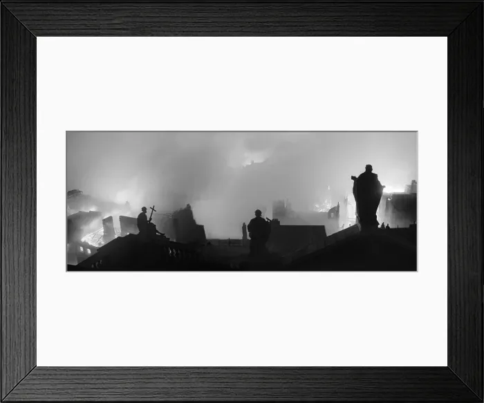 Framed Print : The city of London burns in the Blitz, as seen from the dome of St Pauls Framed Print : The city of London burns in the Blitz, as seen from the dome of St Pauls