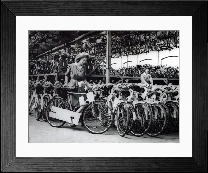 Framed Print : Knowing their output helps Britains export drive, the workers of this big Birmingham