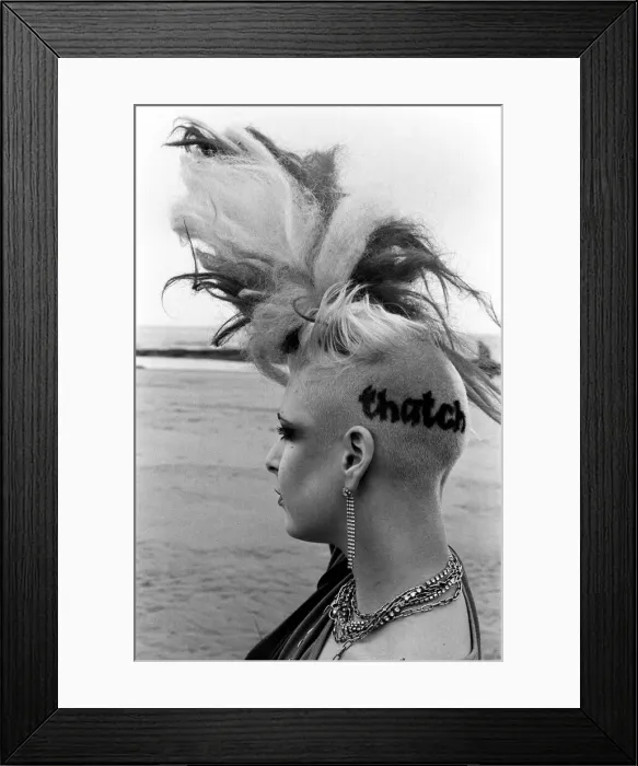 Framed Print : Sharon McArthur hairdresser with punk hairstyle, 13th October 1984