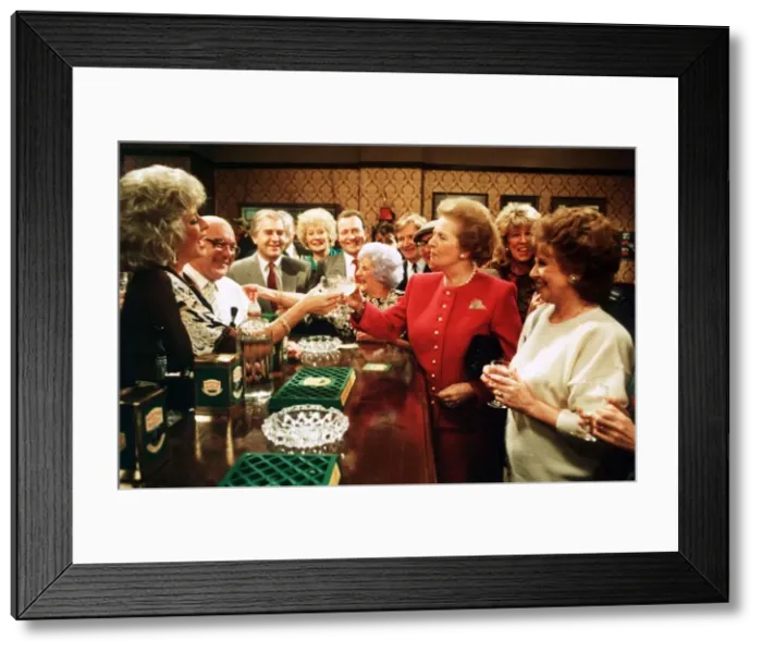 Framed Print : Margaret Thatcher in the Rovers Return - Jan 1990 with members of the cast of Framed Print : Margaret Thatcher in the Rovers Return - Jan 1990 with members of the cast of